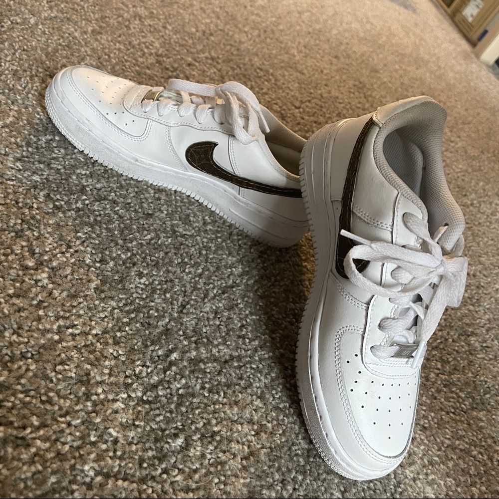 One twelve classic brown check custom AF1. Rarely use still in good condition.